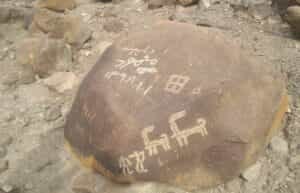 یادگاری نویسی بر روی سنگ‌نگاره های چندهزار ساله آذربایجان