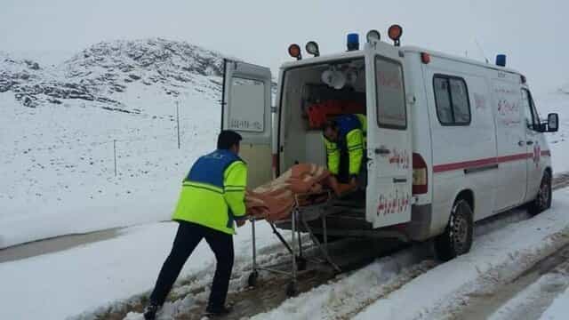 انتقال ۱۲ مادر باردار توسط اورژانس آذربایجان شرقی در برف و کولاک شدید