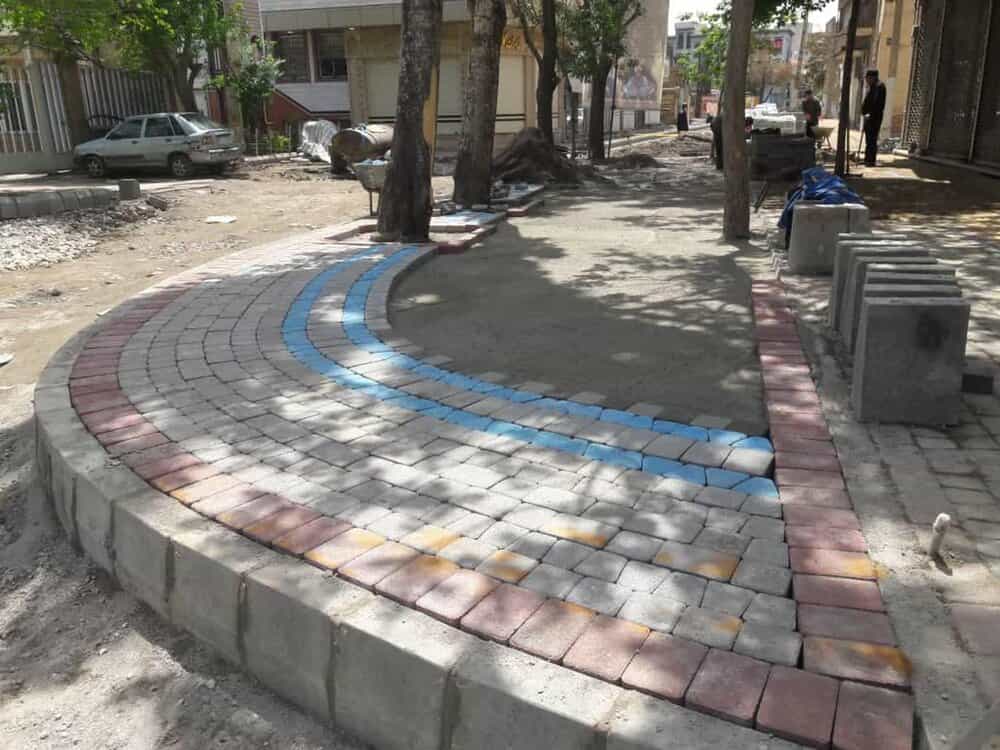 تداوم اجرای پروژه سنگفرش خیابان آبیاری در روزهای تعطیل