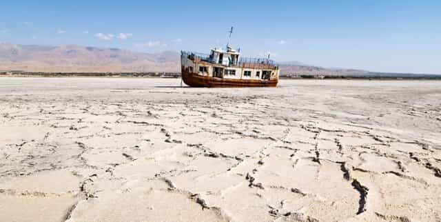 دریاچه ارومیه نفس‌های آخرش را می‌کشد / مسئولان فکری بکنند