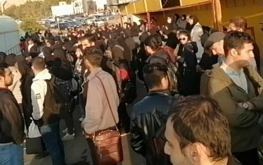 تداوم سردرگمی دانشجویان در ایستگاه اتوبوس دانشگاه آزاد تبریز