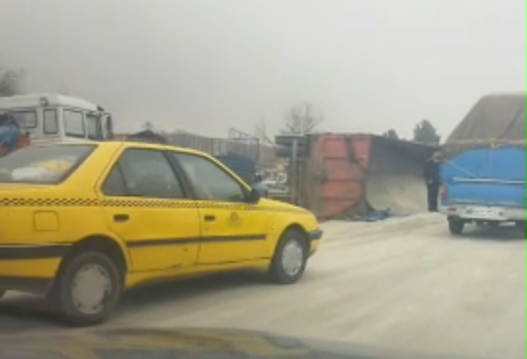 واژگونی کامیون در جاده تبریز آذرشهر