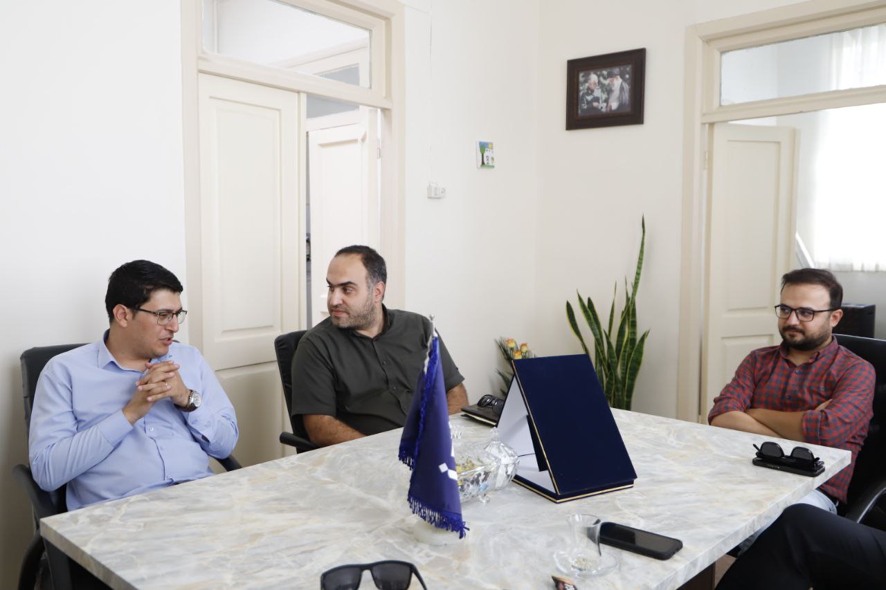 حضور مرکز نیکوکاری یاشیل یول در تحریریه آذرانجمن