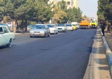 تداوم عملیات توزیع آسفالت خیابان دامپزشکی