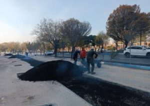 توزیع ۴۳ تن آسفالت در مسیر نوار حفاری باند کندرو سربالائی ولیعصر (عج)