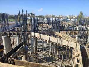 شروع عملیات قالب بندی سقف طبقه همکف یال میانی عمارت کلاه فرنگی