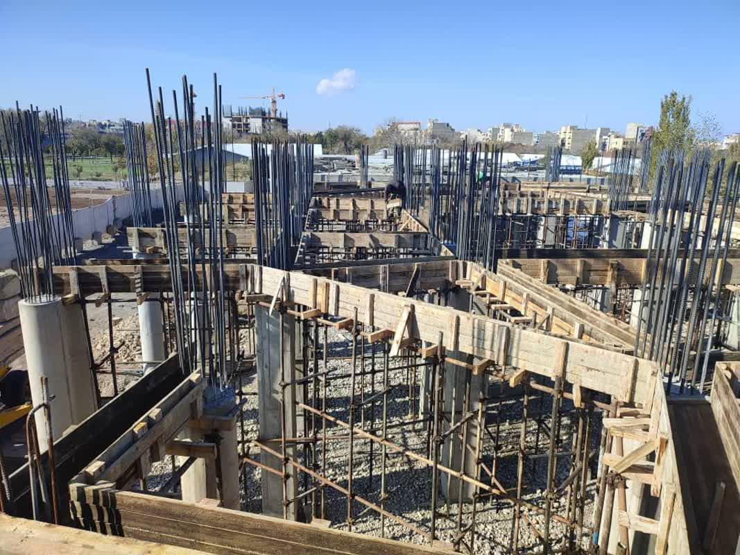 شروع عملیات قالب بندی سقف طبقه همکف یال میانی عمارت کلاه فرنگی