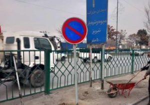 اجرای اصلاح مسیر باند کند رو سردرود به پل تراکتور سازی: نصب تابلوها و علایم انتظامی