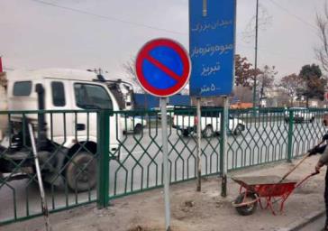 اجرای اصلاح مسیر باند کند رو سردرود به پل تراکتور سازی: نصب تابلوها و علایم انتظامی