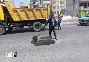 اجرای عملیات لکه گیری آسفالت در جنوب غرب تبریز