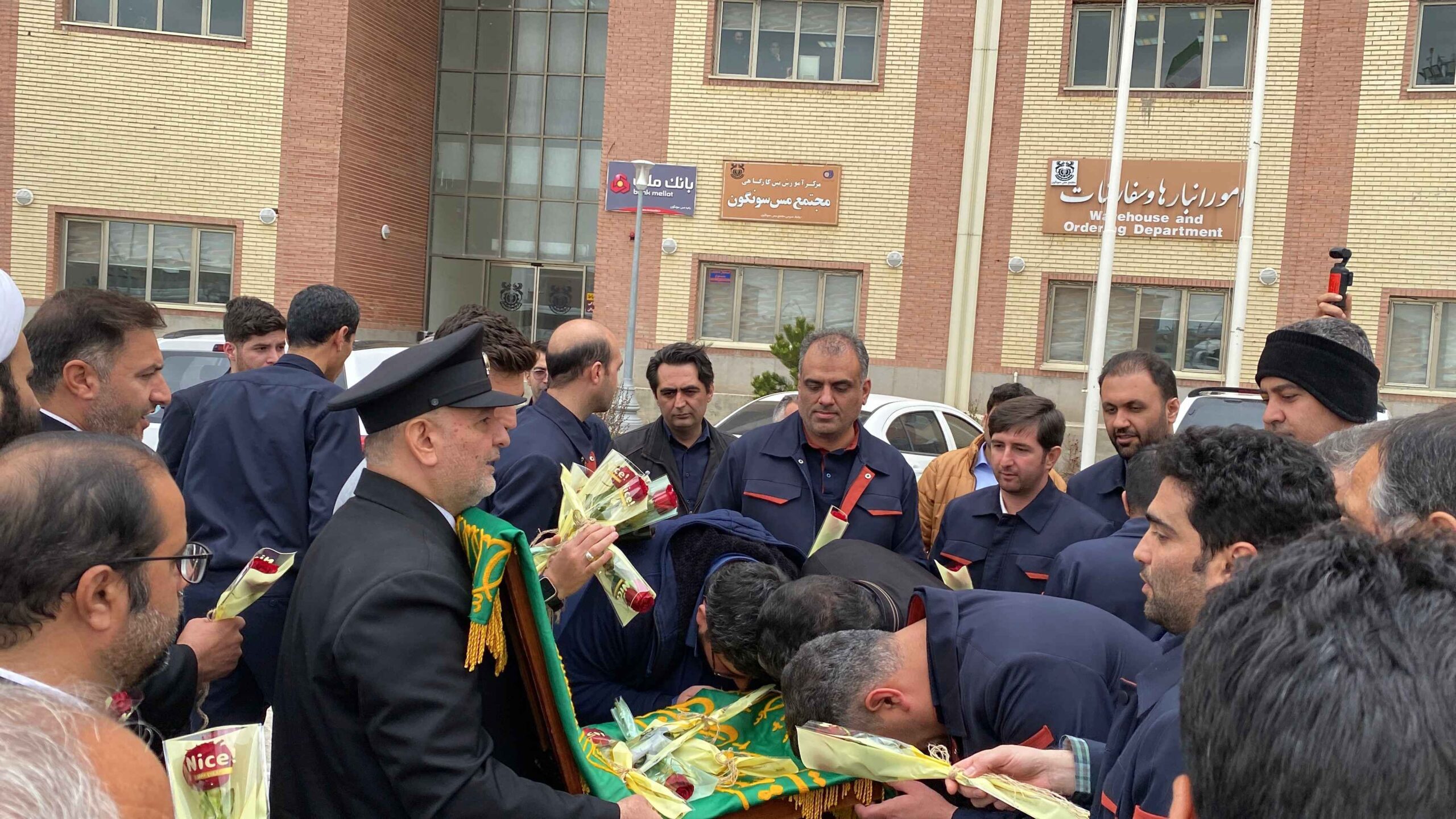 حضور خادمین و پرچم بارگاه رضوی در معدن مس سونگون