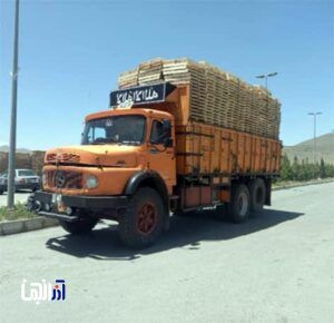 طرح تابستانه برای خودروهای سنگین در تبریز اجرا می‌شود 1404/03/19 - 10:47 - کد خبر: 138171نسخه چاپی نصر: مدیرعامل سازمان مدیریت حمل‌ و نقل بار شهرداری تبریز از آغاز طرح تابستانه برای سامان‌دهی تردد خودروهای سنگین در سطح شهر خبر داد. به گزارش نصر، احمد زارعی، مدیرعامل سازمان مدیریت حمل و نقل بار شهرداری تبریز با اعلام این خبر اظهار کرد: با توجه به افزایش حجم تردد و فعالیت‌های عمرانی در سطح شهر تبریز در فصل تابستان، طرح سامان‌دهی و کنترل تردد خودروهای سنگین از اوایل تیر ماه اجرا خواهد شد. وی افزود: هدف اصلی از اجرای این طرح، کاهش تصادفات، روان‌سازی ترافیک و ارتقای ایمنی معابر شهری در ایام پر تردد تابستان است. این طرح با هماهنگی پلیس راهور، سازمان ترافیک و سایر نهادهای مرتبط به اجرا در می‌آید. زارعی ادامه داد: در قالب این طرح، ساعات مجاز تردد کامیون‌ها و خودروهای باری در هسته مرکزی شهر محدود خواهد شد و مسیرهای جایگزین نیز برای عبور این خودروها تعیین شده است. زارعی با اشاره به اهمیت مشارکت رانندگان در موفقیت این طرح خاطرنشان کرد: «اطلاع‌رسانی لازم از طریق رسانه‌ها، پیامک، تابلوهای اطلاع‌رسانی و سامانه‌های هوشمند ترافیکی انجام شده و رانندگان باید طبق جدول زمان‌بندی اعلام‌شده، تردد کنند.» وی در پایان تأکید کرد: اجرای این طرح تا پایان شهریورماه ادامه خواهد داشت و بازرسی‌ها به‌ صورت مستمر انجام می‌شود. انتظار داریم با همراهی رانندگان و شرکت‌های حمل‌ونقل، تابستانی ایمن‌تر و منظم‌تر برای شهروندان تبریزی رقم بخورد. انتهای پیام/ طرح تابستانه برای خودروهای سنگین در تبریز اجرا می‌شود نصر خودروهای سنگینتبریز طرح تابستانه افزودن نظر جدید نام نظر ثبت نظر نمایش 0 نظر