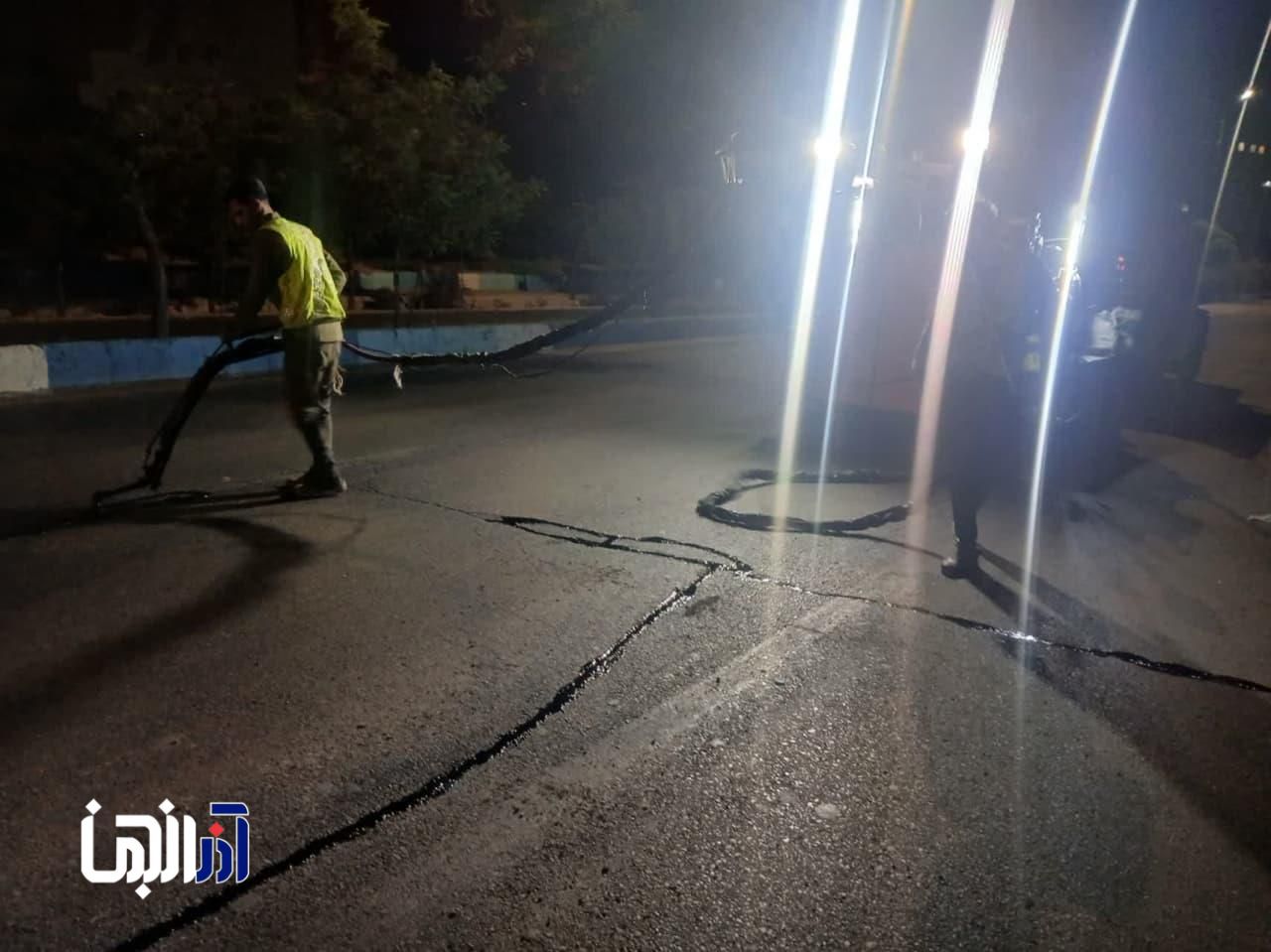 ترمیم و درزگیری شبانه آسفالت مسیر جاده باسمنج