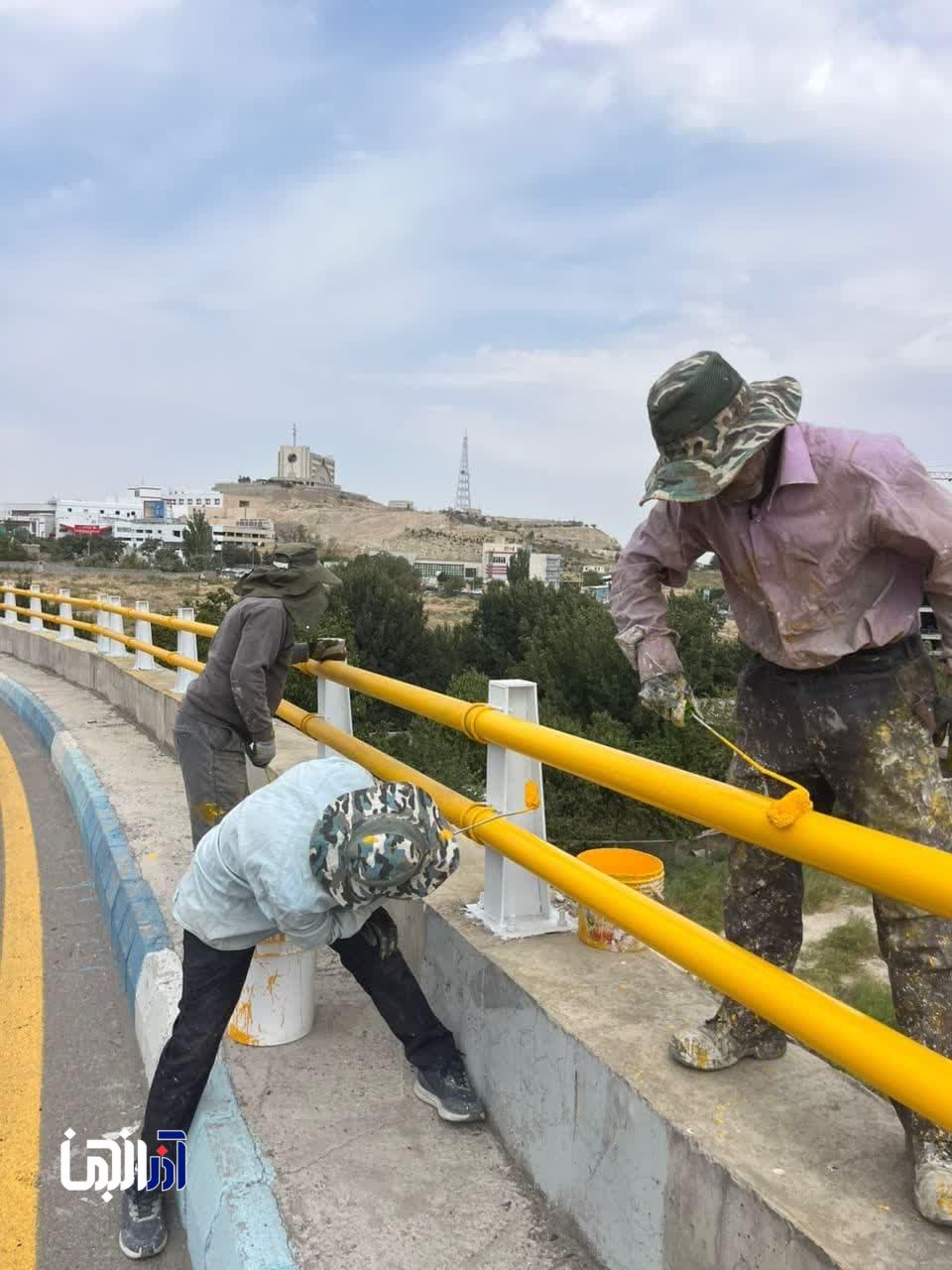 زنگ زدائی و رنگ آمیزی تجهیزات ترافیکی توسط شهرداری منطقه ۲