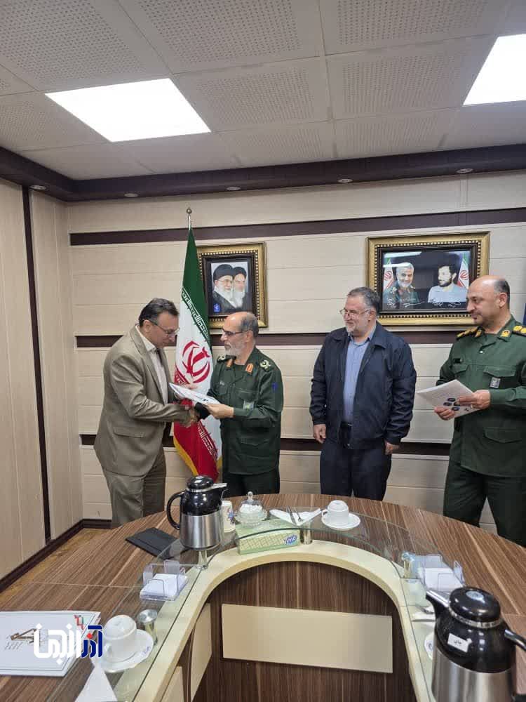 تجلیل فرمانده سپاه عاشورا از مدیرعامل شرکت سیمان صوفیان