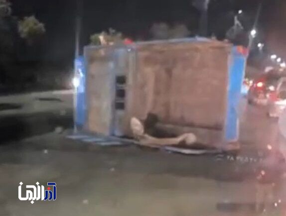 واژگونی نیسان بر اثر برخورد با کامیون حامل آجر