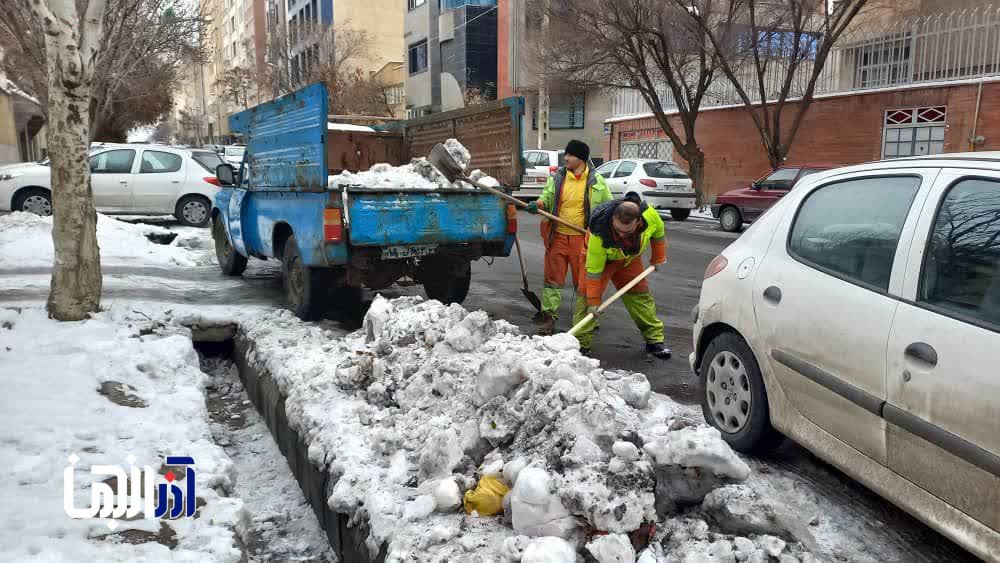 اقدامات فوری خدمت رسانی محلات به ویژه محلات صعب العبور با هدف تسهیل در عبور و مرور با عملیات یخ زدائی و محلول پاشی