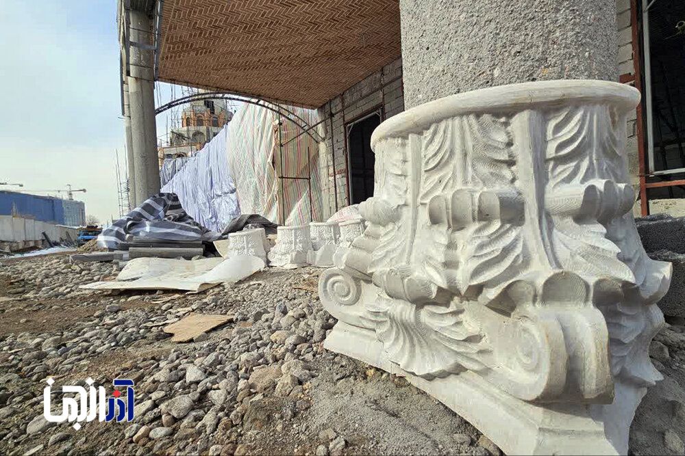 شروع اجرای سرستون ها و گچ بری های داخلی عمارت کلاه فرنگی