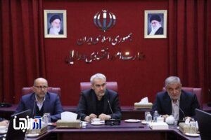 وزیر اقتصاد بر ارتباط مستمر با فعالان اقتصادی تاکید کرد
