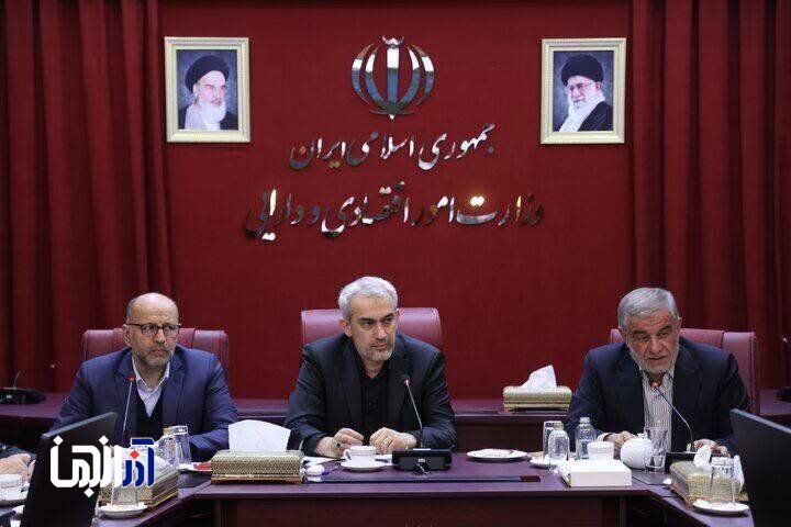 وزیر اقتصاد بر ارتباط مستمر با فعالان اقتصادی تاکید کرد