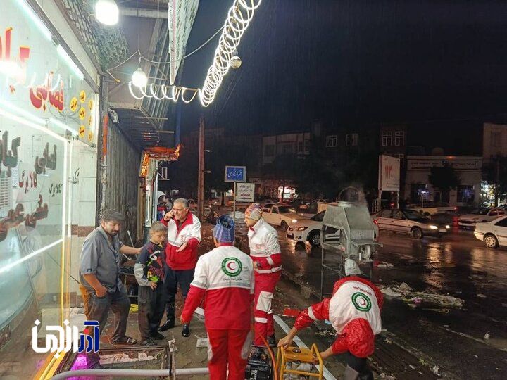 امدادرسانی هلال‌ احمر به سیل‌زدگان مشگین‌شهر