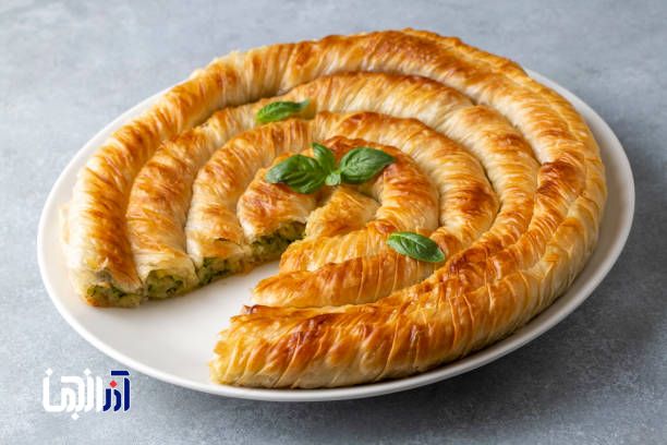 چگونه به آسانی بورک گوشت با خمیر خانگی درست کنیم؟+ فیلم آموزشی