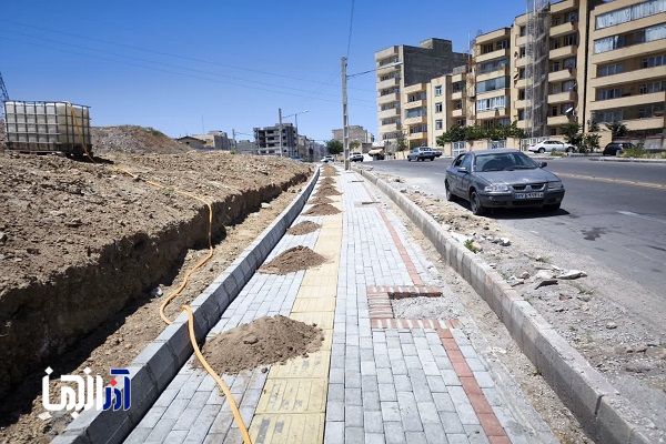 مراحل پایانی اجرای کفپوش پیاده رو در خیابان نصر شرقی
