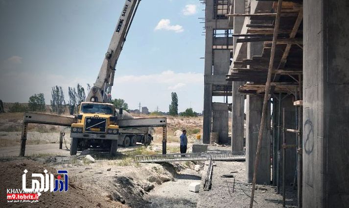 آغاز بتن‌ریزی سقف طبقه دوم نخستین مدرسه ۱۲ کلاسه شهرک خاوران